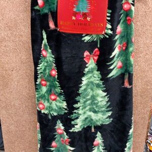 NWT Happy Holidays Oversized Plush Throw Blanket Christmas Tree/Black …